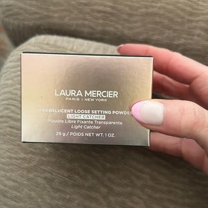 Laura Mercier translucent setting powder- light catcher